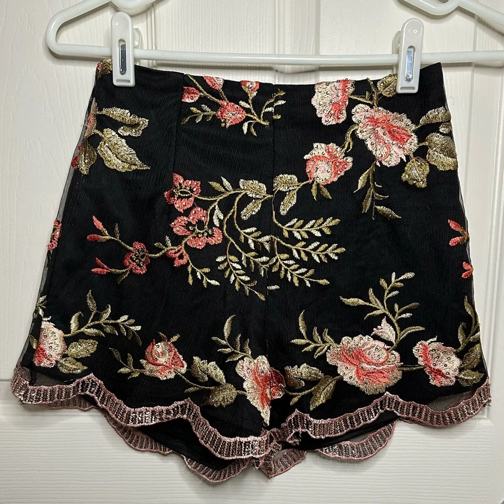 SOLD -Angel Biba high-waisted floral embroidered shorts - Picture 6 of 7